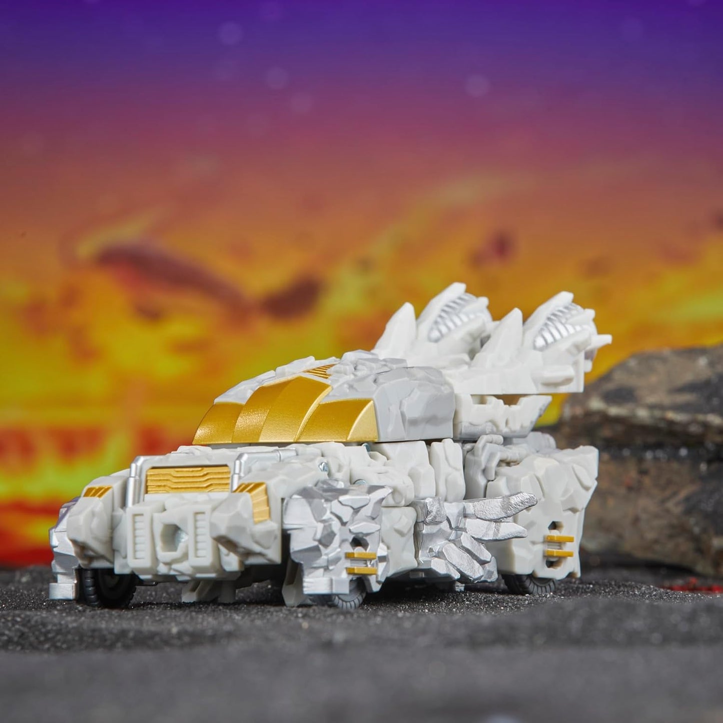Transformers: Legacy United Deluxe Class Infernac Universe Nucleous Action Figure - Hasbro, Takara Tomy